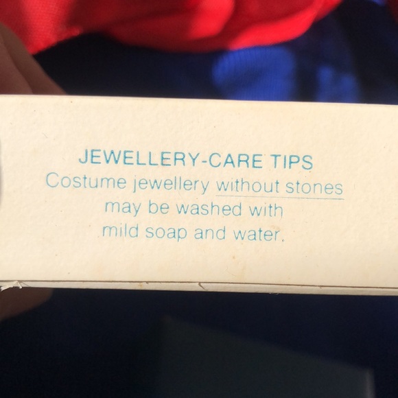 NWT vintage Avon clip Great Hoops earrings gold tone - Picture 8 of 9